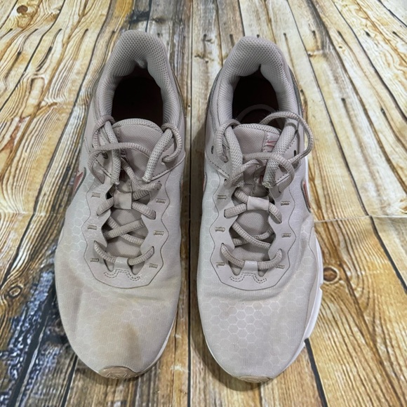 Nike Legend Essential 2 Platinum Violet Trainers Womens Size 8.5 - Picture 2 of 5